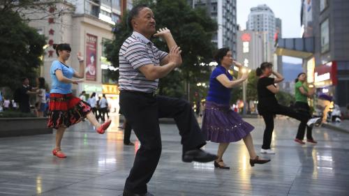 小伙大妈抢场地 双方大打出手