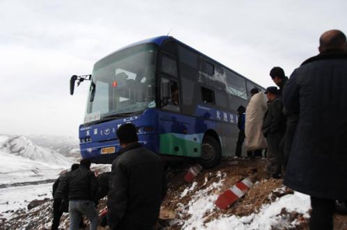 中国西北部降大雪  41名旅客被困