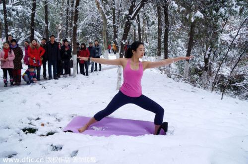 安徽女子雪上瑜伽引围观