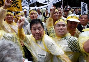 台湾民众抗议菲律宾射杀台湾渔民的英文报道