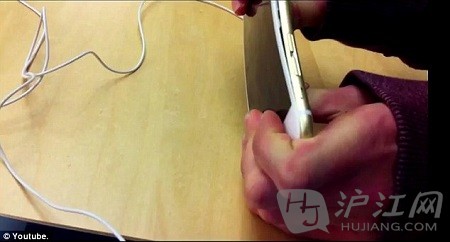 熊孩子苹果商店掰弯iPhone 6(图)