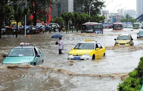 武汉连续强降雨 院墙坍塌8人遇难