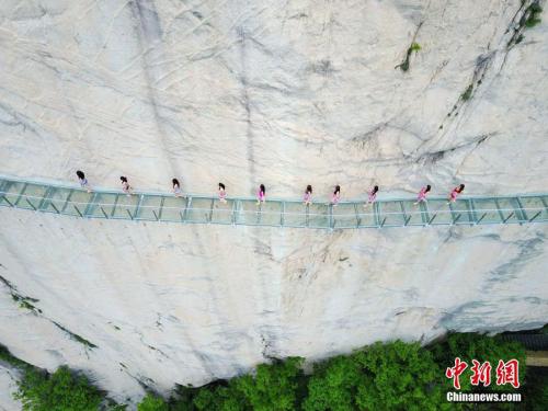 洛阳白云山模特1000米高空穿比基尼走秀