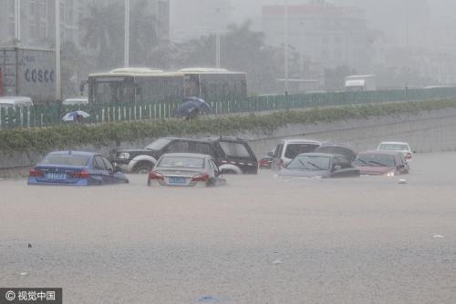 广州特大暴雨英文报道