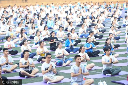 重庆千名高三学生集体练瑜伽缓解高考压力