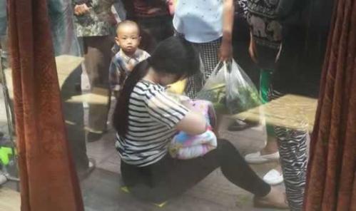 年轻妈妈给弃婴哺乳，被赞为“最善良妈妈”