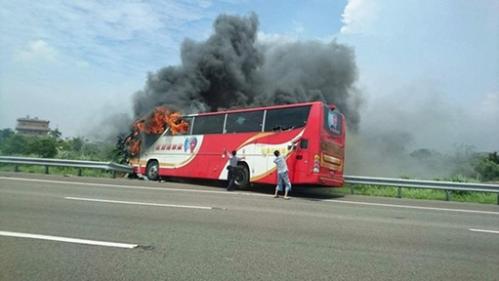 台湾高速爆炸游览车司机 疑似酒驾