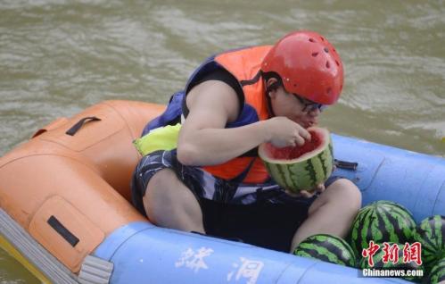 Watermelon-eating contest held on drifting boats in Hunan