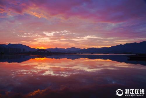 Stunning sunrise over Thousand-Island Lake