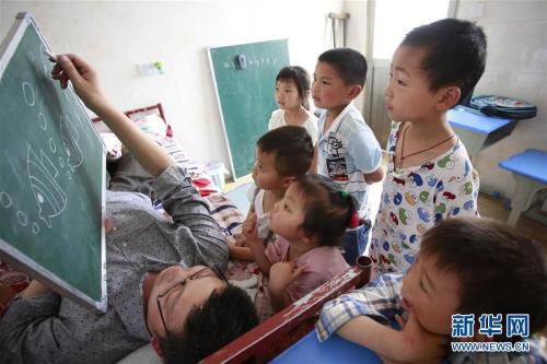 A disabled man Ye Haitao and his classroom with love