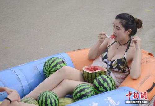 Watermelon-eating contest held on drifting boats in Hunan