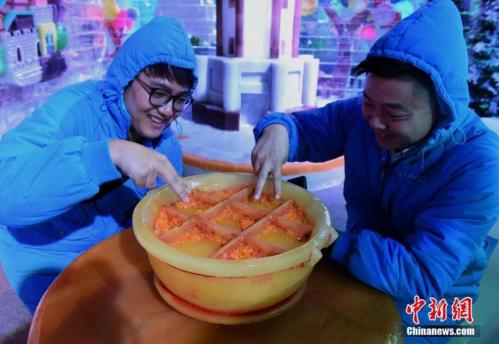 Chongqing opens indoor ice sculpture exhibition for summer f