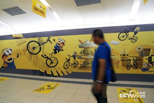 Giant minion Ofo ad dominates Beijing subway station