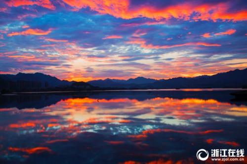 Stunning sunrise over Thousand-Island Lake