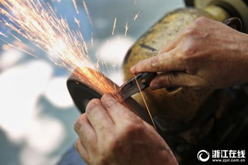 Chinese traditional handicraft: Knife grinding