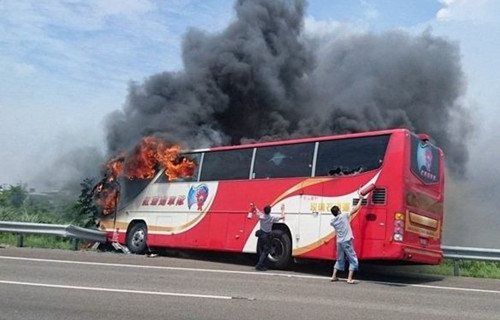 惊天后续：台湾致26死大巴起火事件起因 司机或纵火自杀拒开门