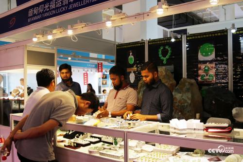 Gems sparkle at 2017 Beijing Summer Jewelry Fair