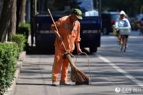 Workers cope with sweltering heat in Beijing