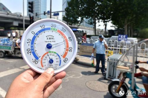 Workers cope with sweltering heat in Beijing