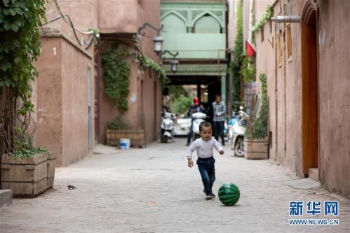 Old town Kashgar embraces summer