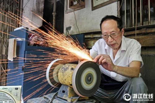 Chinese traditional handicraft: Knife grinding