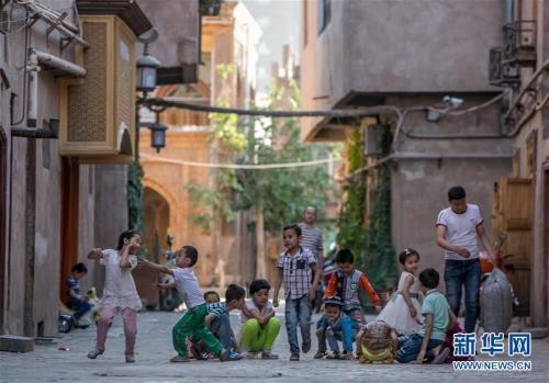 Old town Kashgar embraces summer