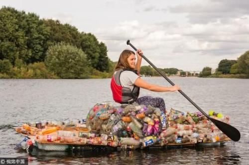 Paddle boarder builds raft from rubbish