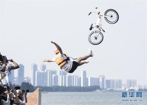 Bicycle motocross fans jump into Donghu Lake in central Chin