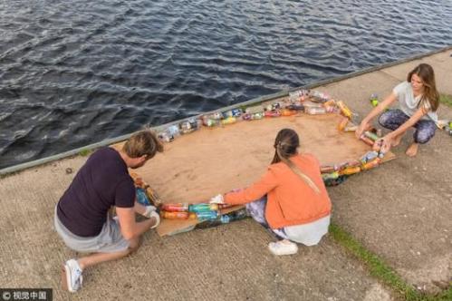 Paddle boarder builds raft from rubbish