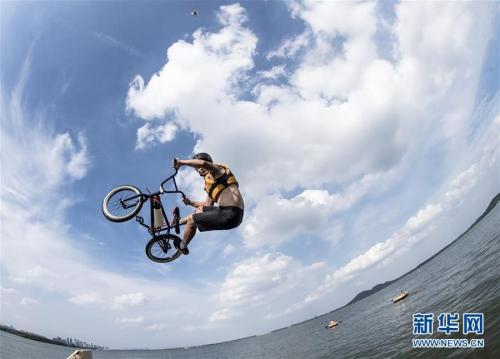 Bicycle motocross fans jump into Donghu Lake in central Chin