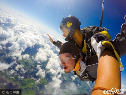 Man captures circular rainbow while skydiving