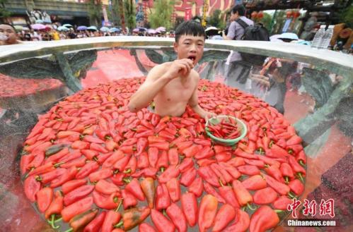 The king of spicy eats 15 raw chili peppers