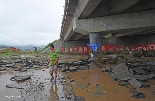 辽宁岫岩遭遇暴雨袭击 启动I级紧急预警