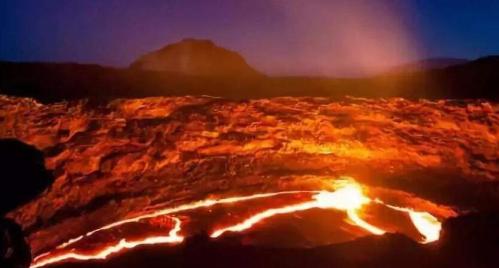 美国一退伍士兵坠入火山后生还